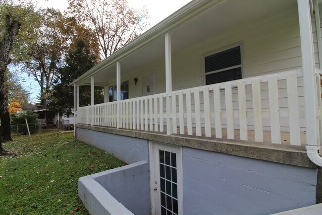 Building Photo - Absolutely adorable home in Oak Ridge