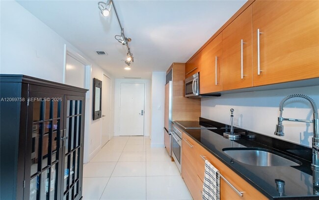 Building Photo - 475 Brickell Ave