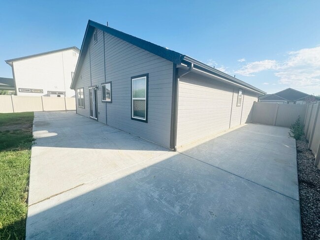 Building Photo - Beautiful Modern Home! Built Just 4 Years ...