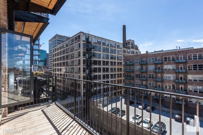Building Photo - 625 W Adams St