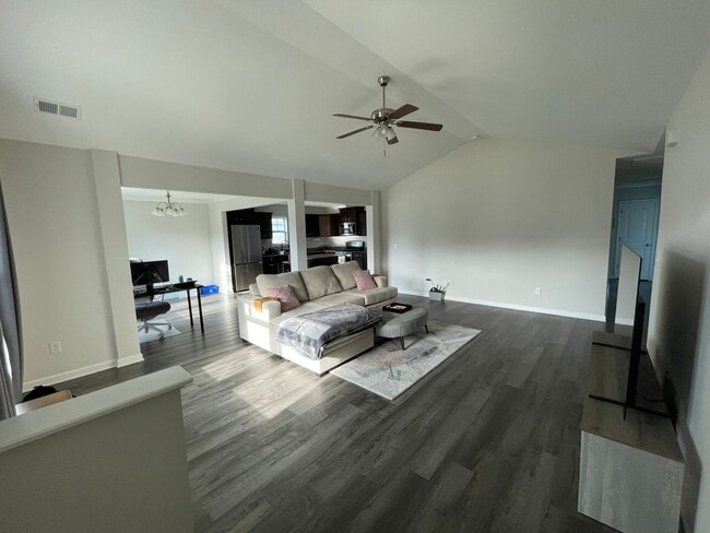 Building Photo - Lovely Three Bedroom Home in Camden and Minutes Away from I-20