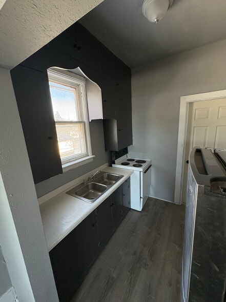 Building Photo - 603 Albion Ave