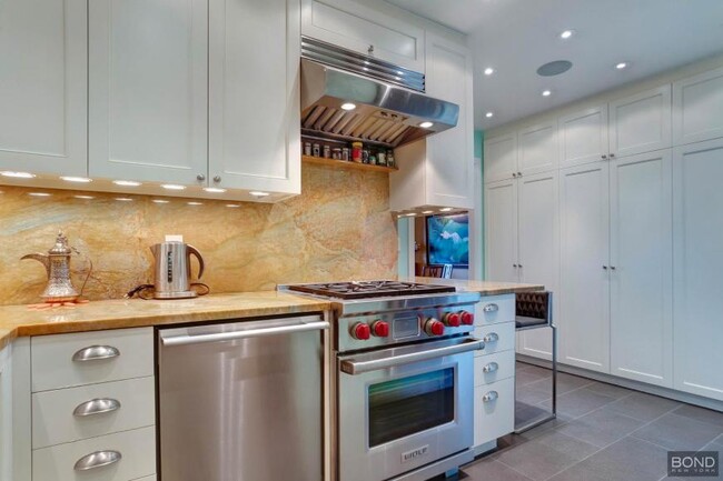 Building Photo - 2 bedroom in New York NY 10019