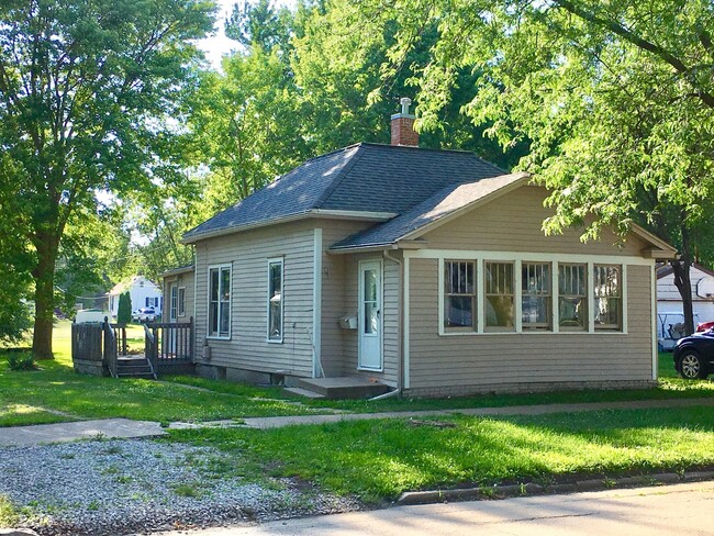 Primary Photo - AVAILABLE JULY 14th! 2 Bedroom House-1715 ...