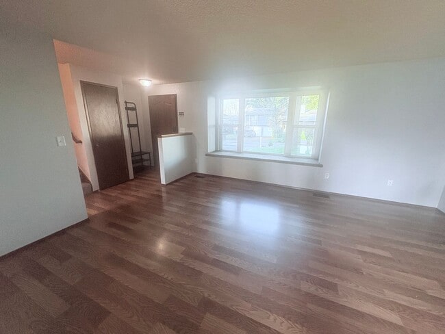 Building Photo - Charming Puyallup Home – Spacious & Updated