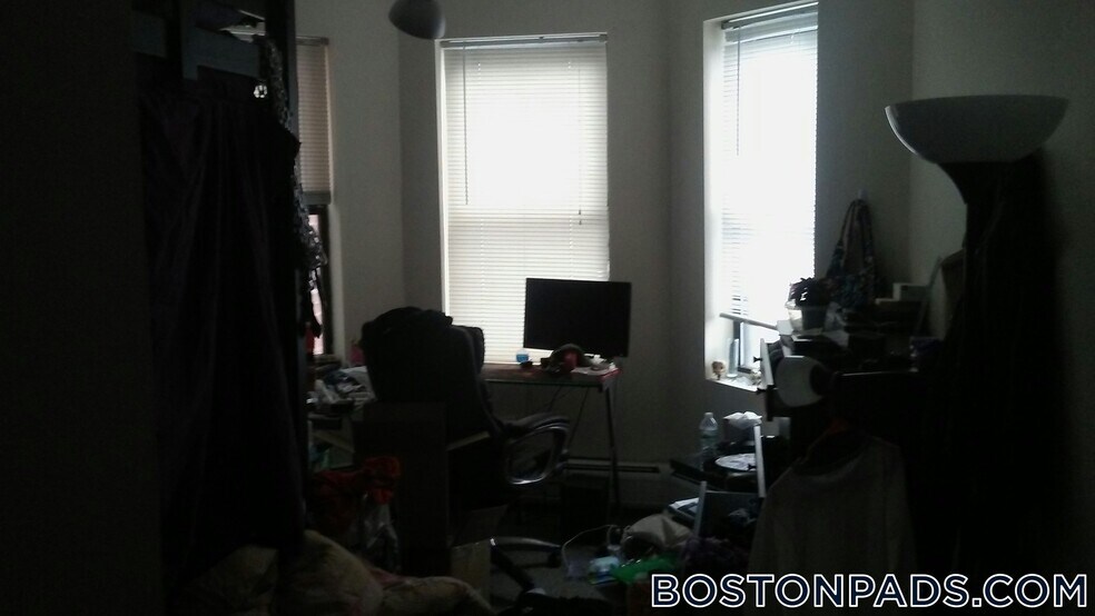 Building Photo - 833 Beacon St