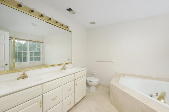 Building Photo - 240 Patriot Hill Dr