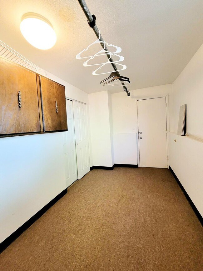Building Photo - 4 bedroom home with fenced back yard!
