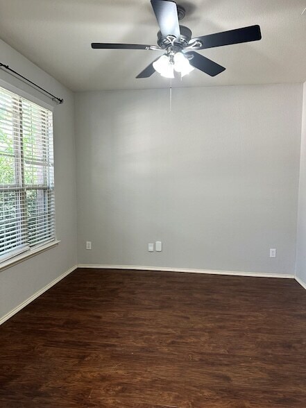 Building Photo - 5733 Pebble Ridge Dr