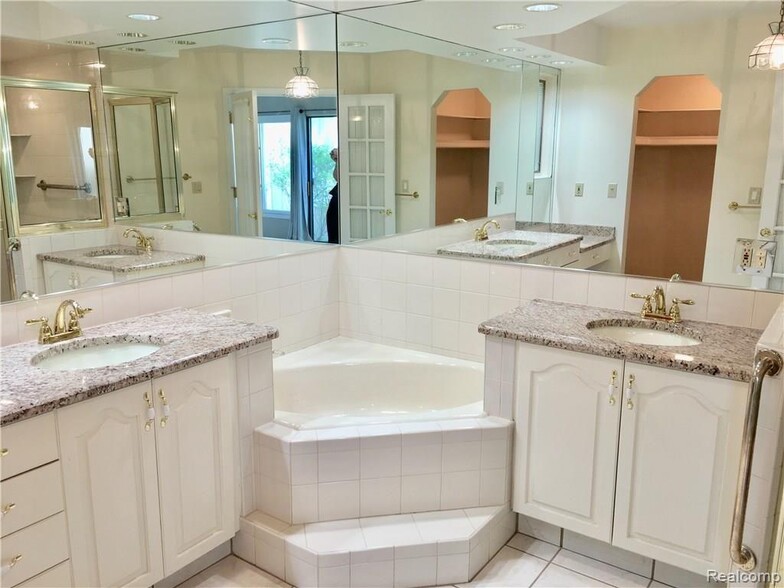 Building Photo - 1829 Golf Ridge Dr