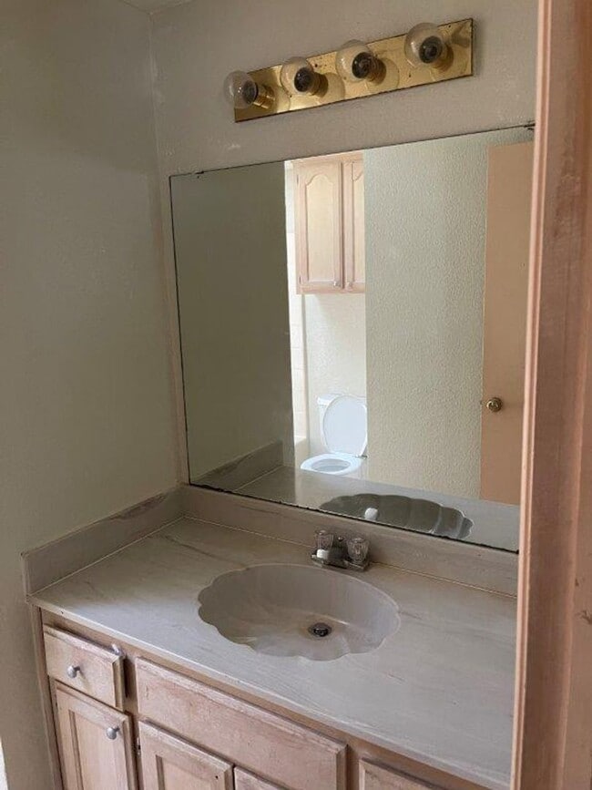 Building Photo - Rare 4 bedroom 2 bath in Moore Schools. 2 ...