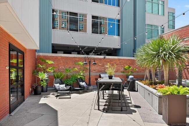 Building Photo - 877 Island Ave