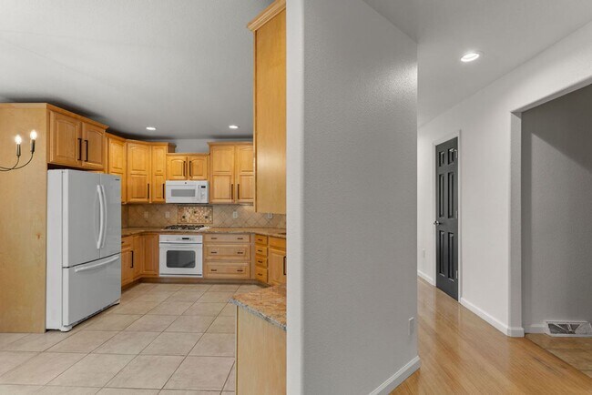 Building Photo - 4 Bedroom, 2.5 Bathroom in Lakeside Terrac...