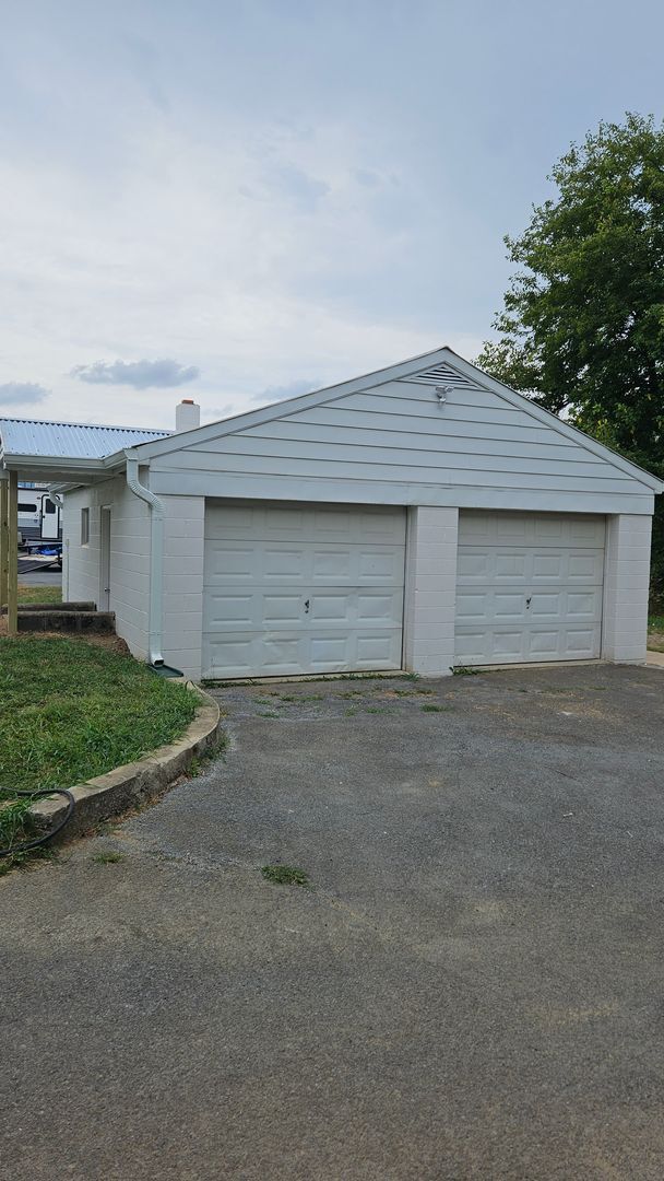 Building Photo - 3 Bedroom Single Family Home