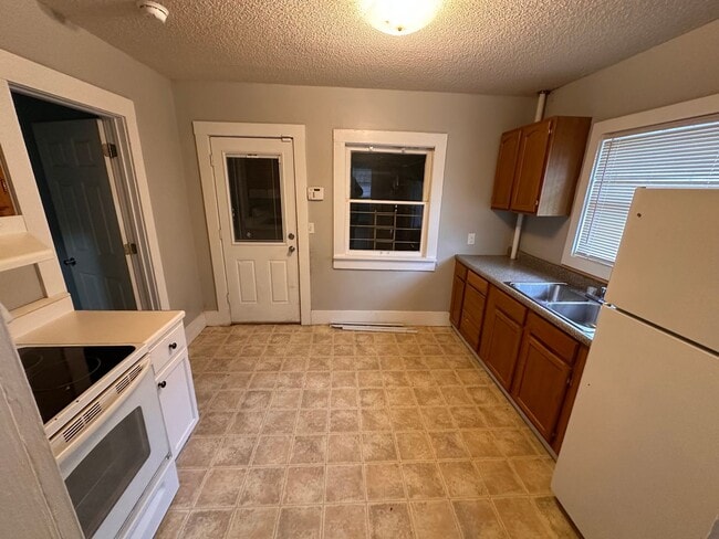 Building Photo - $825 - 2 bedroom/ 1 bathroom - Single Fami...