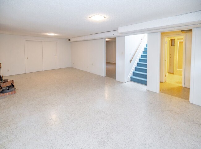 Building Photo - Amazing 3 bed/3 bath rental.  New Flooring!!  Solar Panels!!