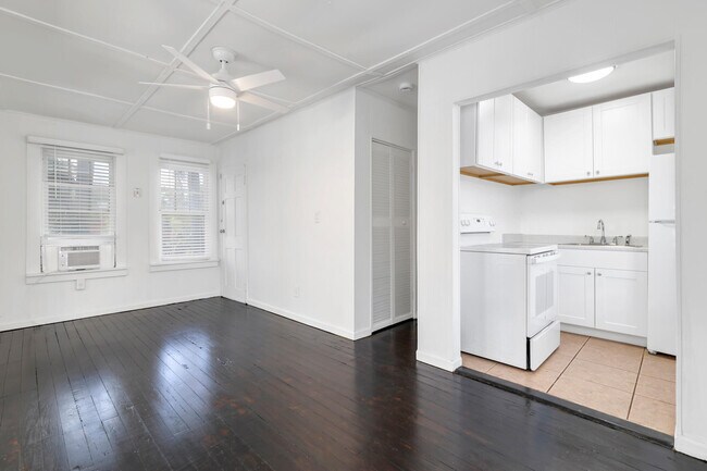 Building Photo - 204 Conniston Rd