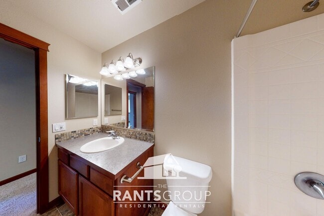 Building Photo - Fantastic Puyallup Neighborhood! Easy Commute to JBLM!