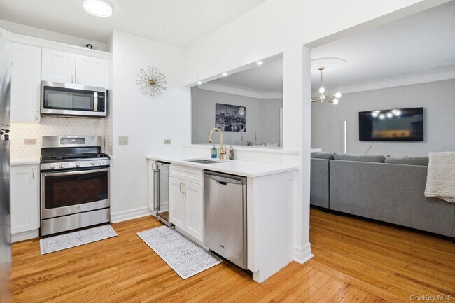 Building Photo - 26 Pondfield Rd