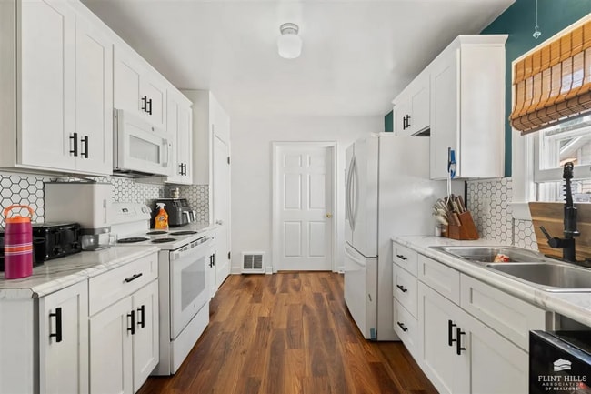 Building Photo - Charming Single Family Home!