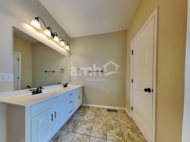 Building Photo - 210 Fox Hunt Ln