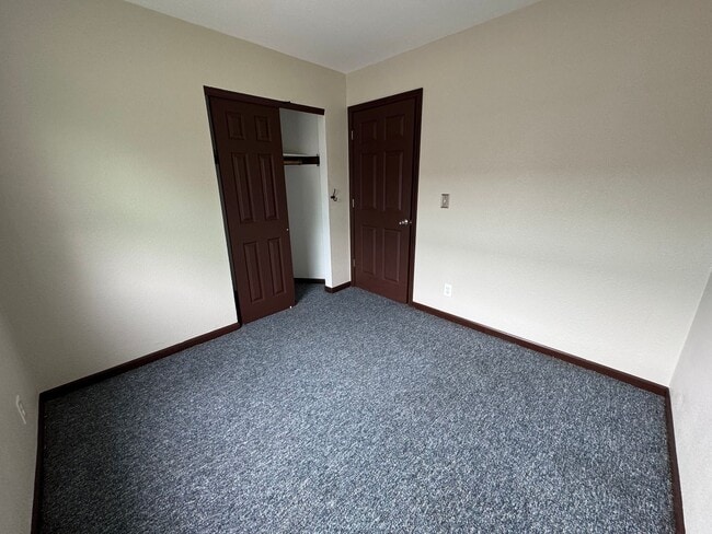 Building Photo - Your new Townhouse Awaits! 3 Bed / 1.5 Bat...