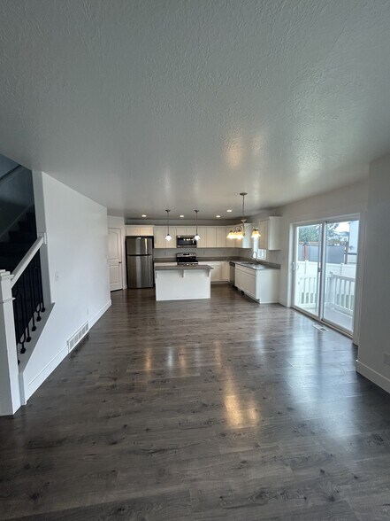 Building Photo - 878 W Mckenna Rd