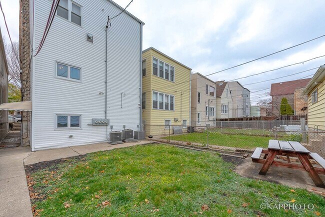 Building Photo - 3247 S Union Ave