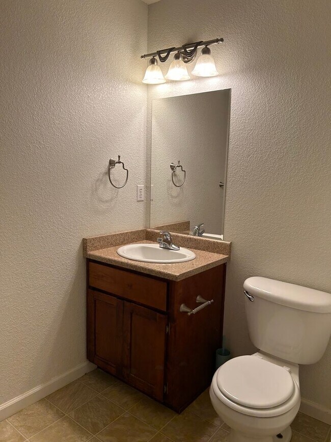 Building Photo - 3 Bedroom 2.5 Bath Duplex