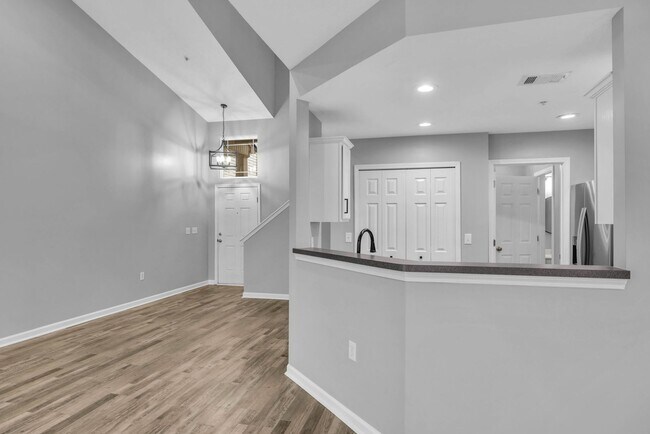 Building Photo - Move-in Ready Townhome in heart of Spring Hill