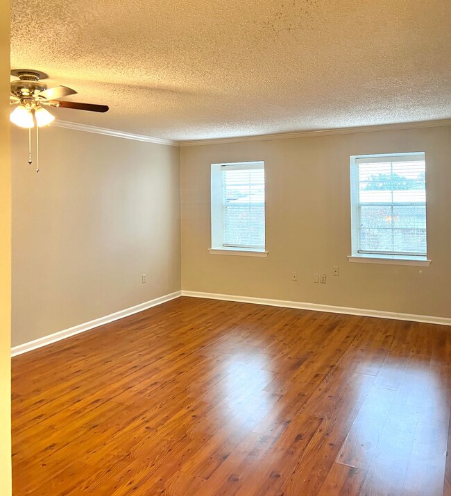 Building Photo - 1 BD/1 BA Condo located in Vieux Carre on Government St. - Gated Community