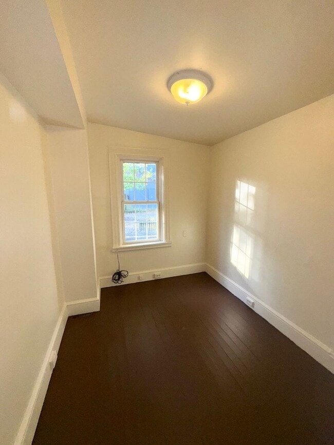 Building Photo - 3 Bedroom Semi-Detached Home