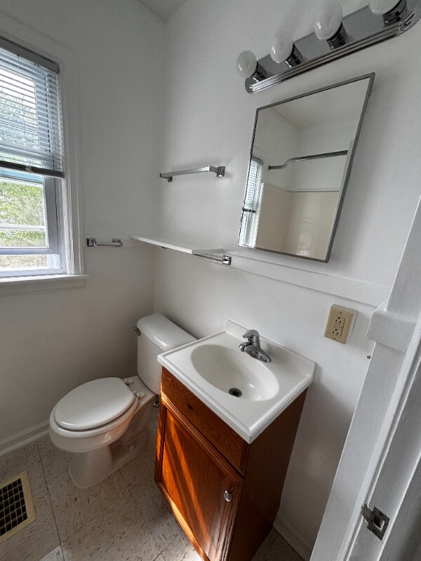 Building Photo - 142 N Riverview Dr