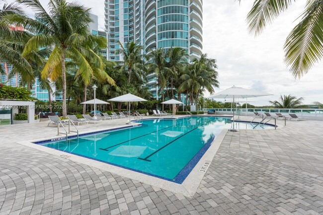 Building Photo - 1000 South Pointe Dr