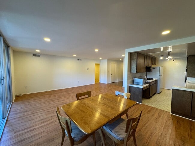 Building Photo - Large 2 bed 2 bath