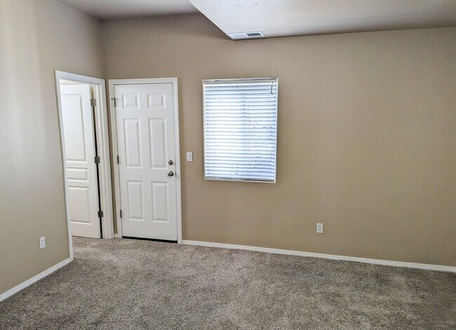 Building Photo - 5997 Blue River Dr SE