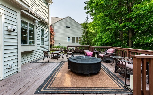 Building Photo - Spacious 5-Bed Home with In-Law Suite, Fin...
