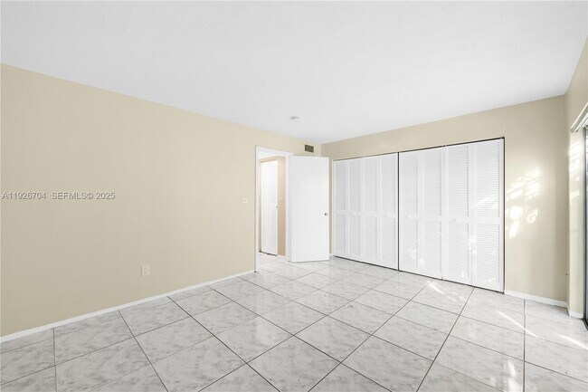 Building Photo - 16215 NE 18th Ct