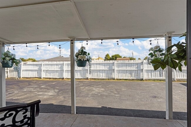 Building Photo - 20602 Hackberry Creek Park Rd