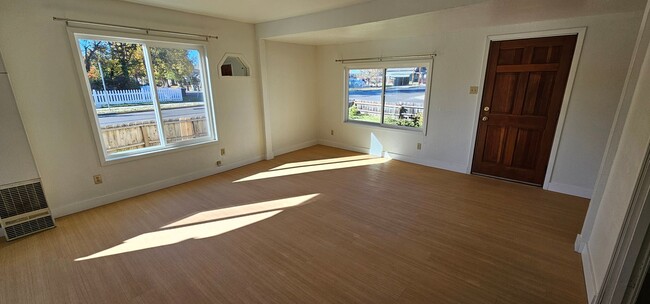 Building Photo - Charming Home Close to Downtown Grants Pass