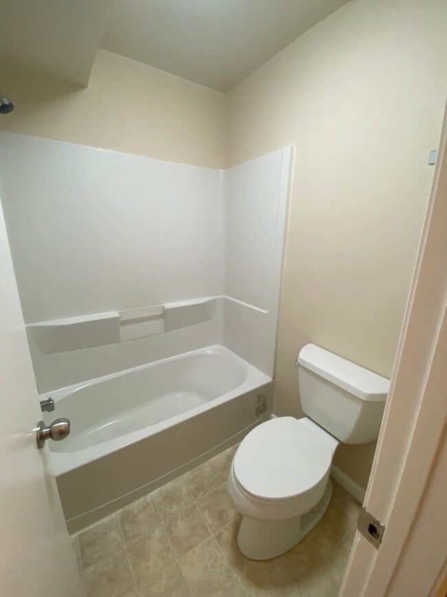 Building Photo - Charming Crofton Mews Condo