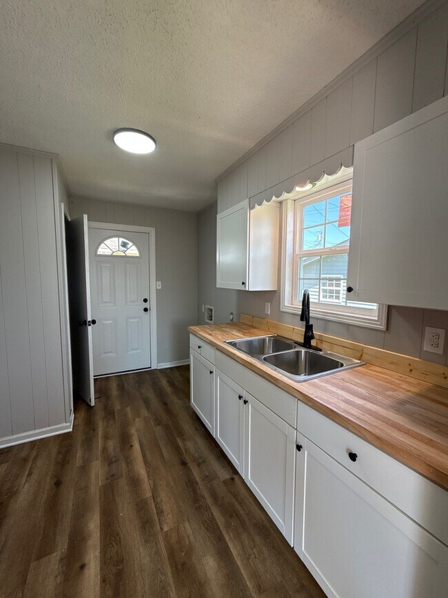 Building Photo - 129 E Jefferson St