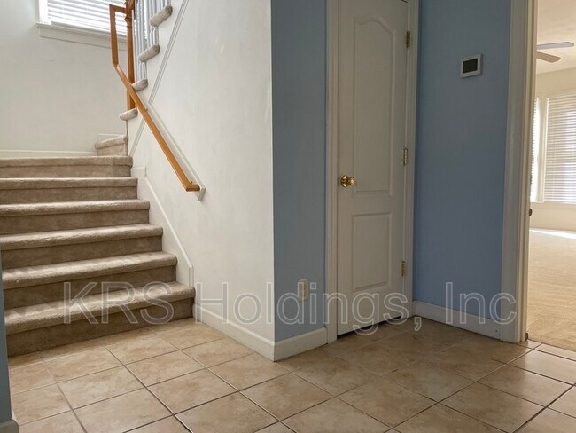 Building Photo - 3215 Omohundro Ave