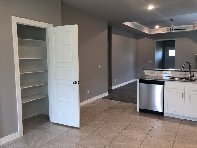 Building Photo - BEAUTIFUL BENTONVILLE HOME - LARGE FENCED IN YARD - GREAT LOCATION