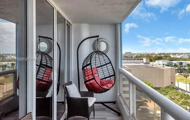 Building Photo - 1717 N Bayshore Dr