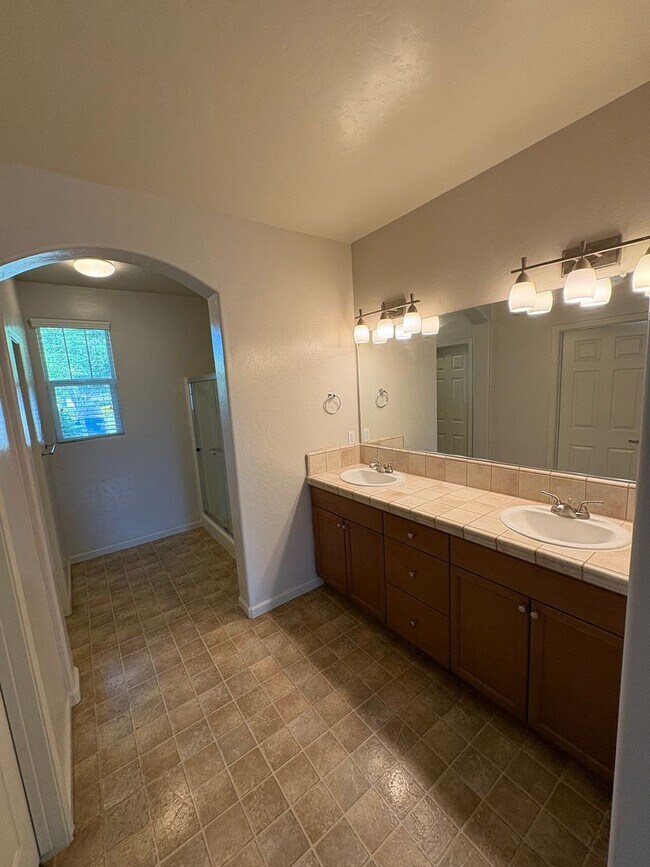 Building Photo - Lovely home available now!