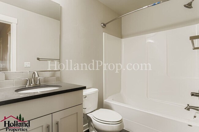 Building Photo - Beautiful Townhome with an Attached Garage in South East Hillsboro!