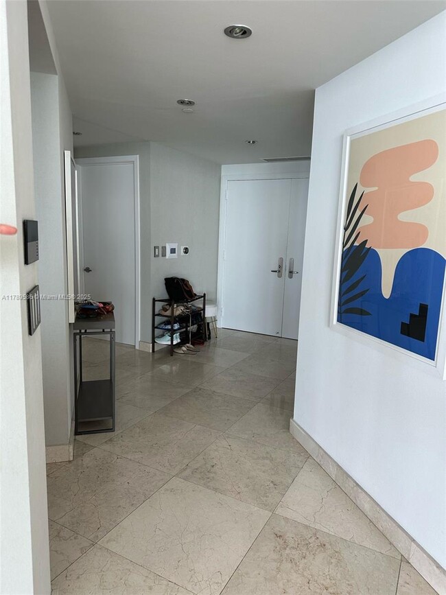 Building Photo - 1331 Brickell Bay Dr