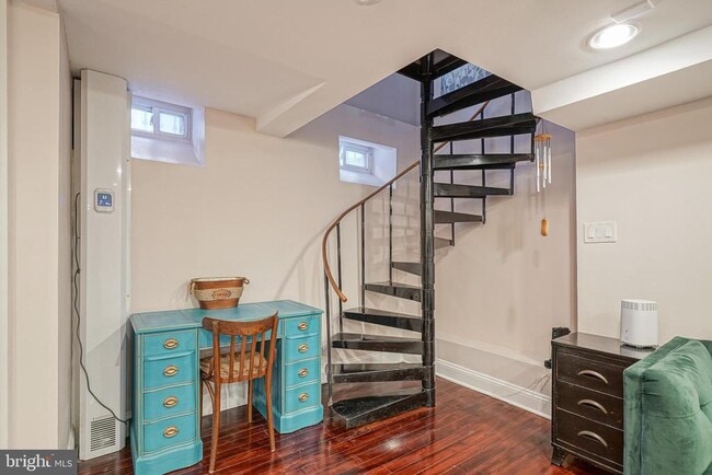 Building Photo - 522 Montrose St