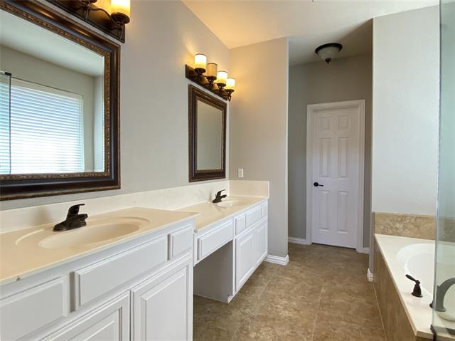 Building Photo - 15861 Twin Cove Dr